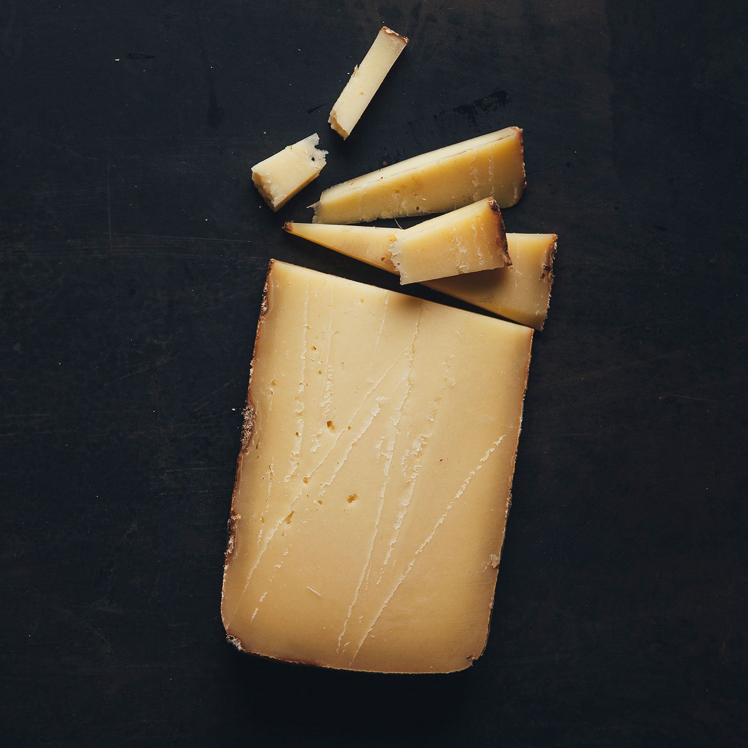 fromage_monnoir_morceau_fondnoir