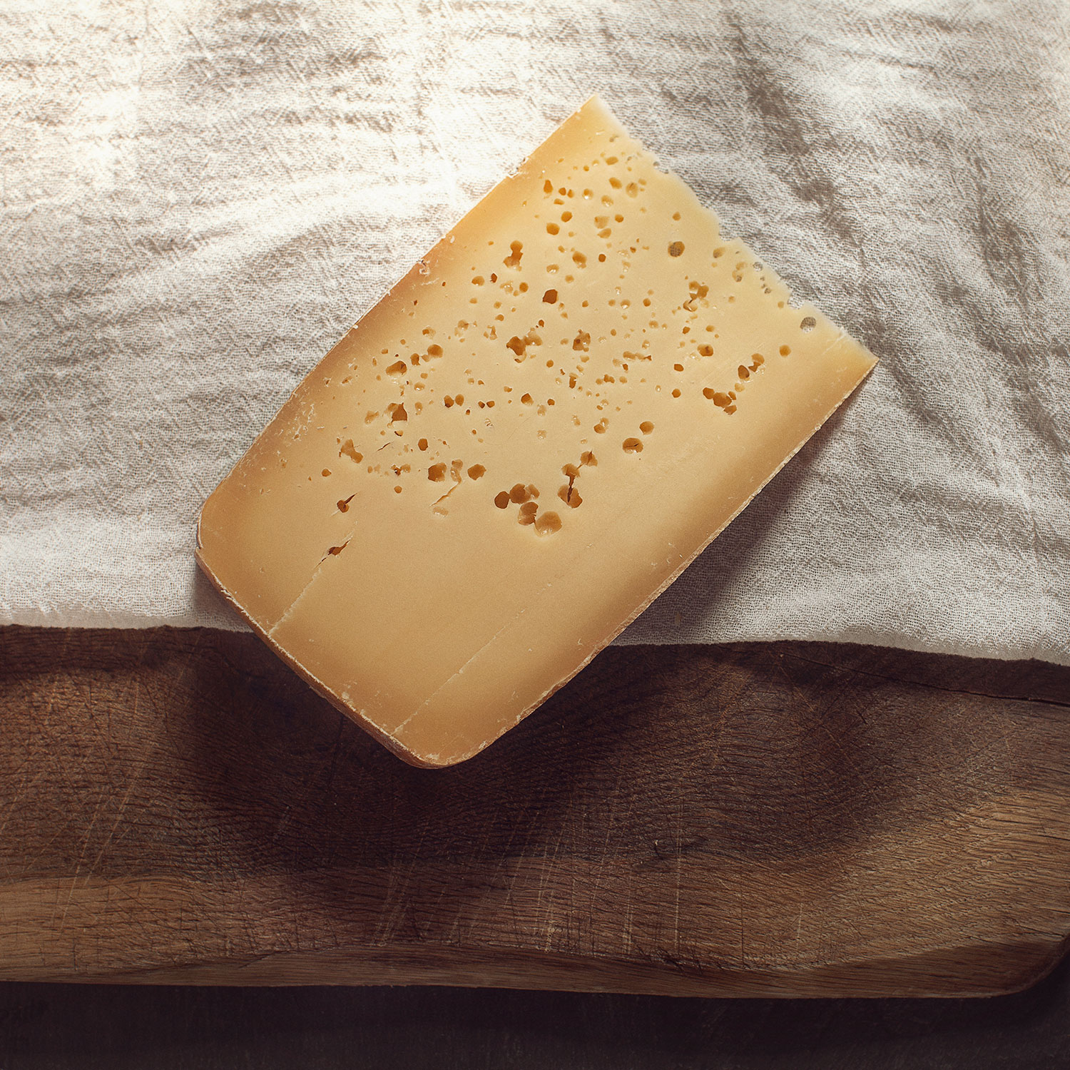 fromage_monnoir_morceau_trou